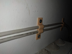 Крепление для пары LAN кабелей к стене