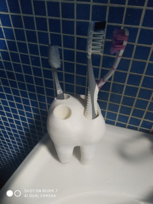 Подставка для зубных щеток в форме зуба