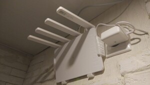 Держатель роутера HONOR XD20 на стену под два самореза