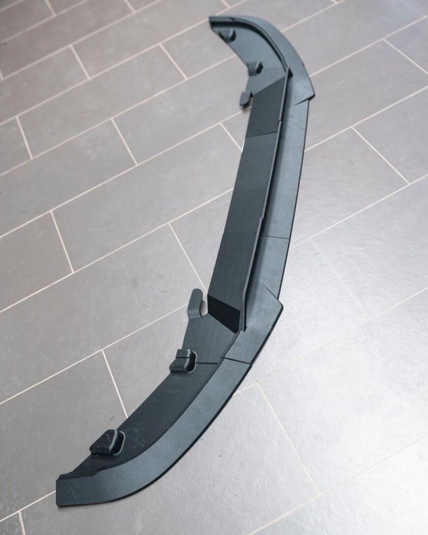 Напечатали сплиттер на Mercedes