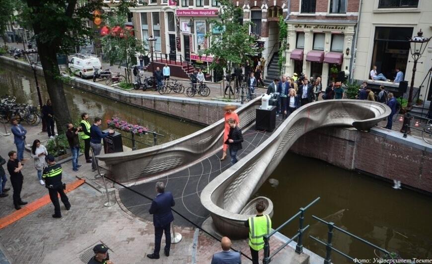 Робот, королева и четыре тонны стали: как прошла церемония открытия 3D-печатного моста в Амстердаме