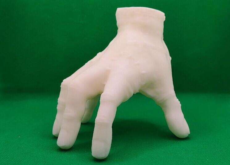 Вещь из фильма Семейка Адамс/Wednesday