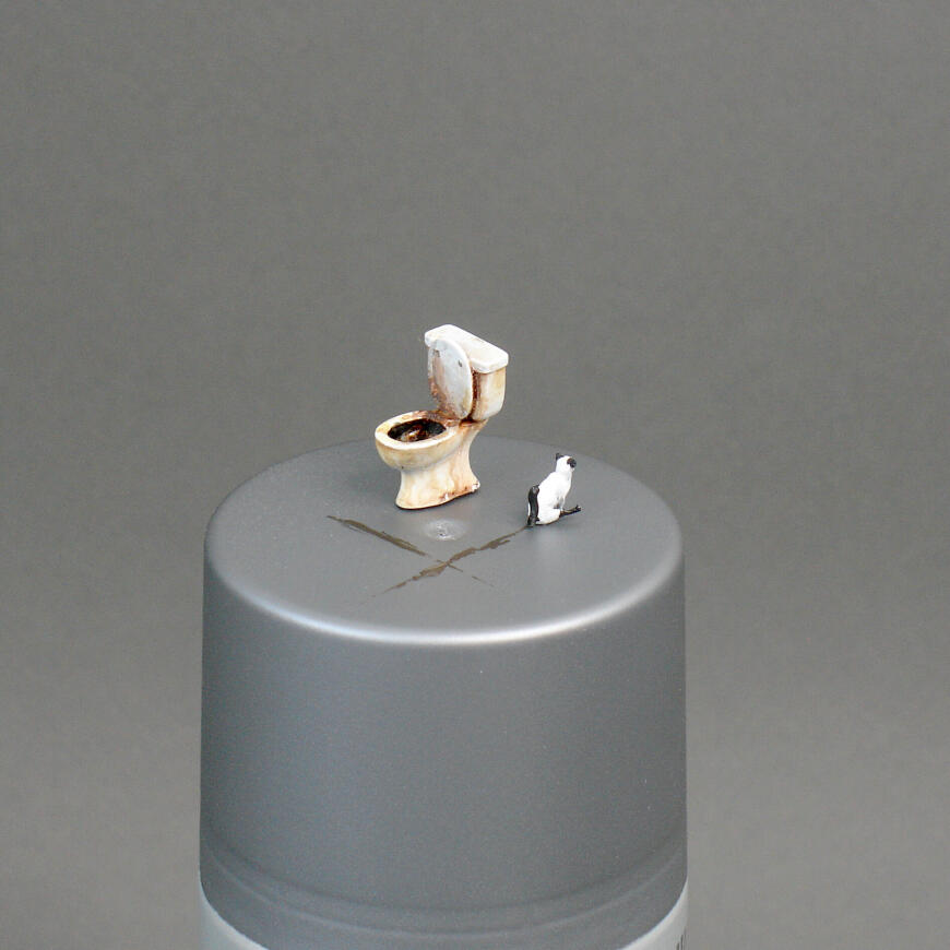 Кот махоня терроризирует жителей столицы.