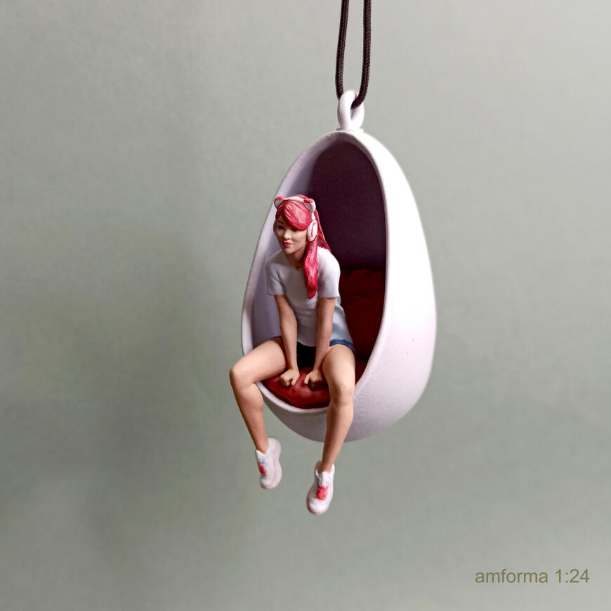 Меломанка в кресле.