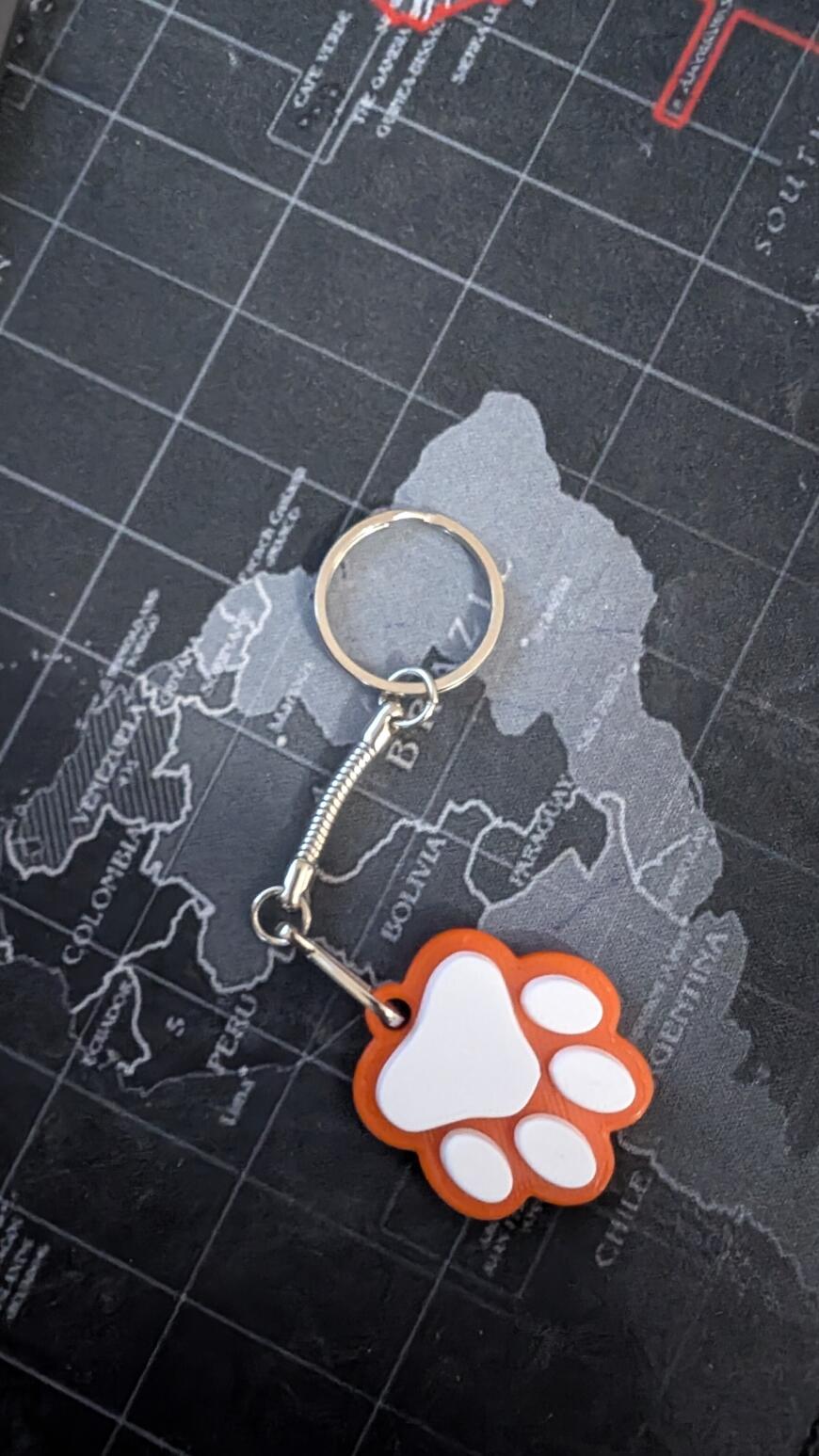 Печать двухцветного брелка в режиме паузы с установкой NFC-метки