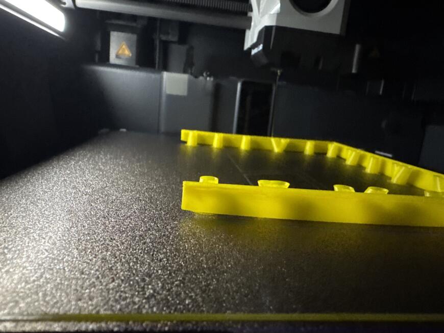 Почему правильные настройки важнее дорогого 3D-принтера  (на примере PETG и отрыва углов).