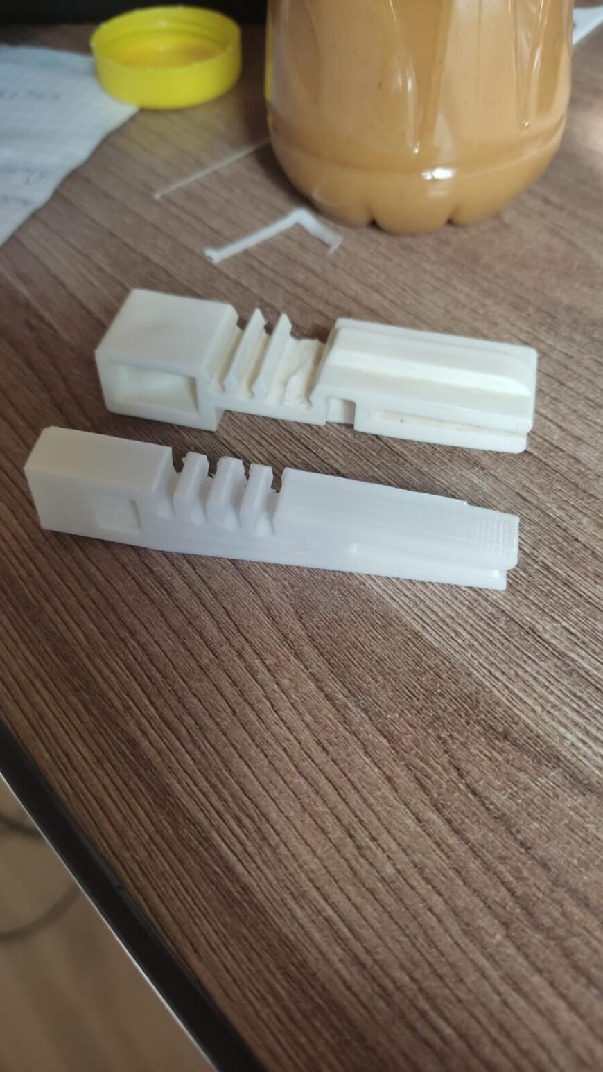 Держатель решетчатого ящика в мебели