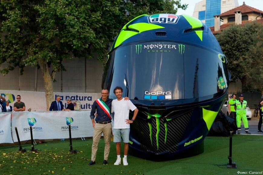 В Италии установили гигантскую 3D-печатную реплику шлема знаменитого мотогонщика