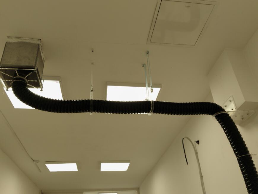 Конструкция для поддержки гофрошланга системы забора воздуха аппарата лазерной резки