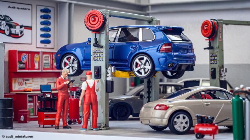 Фигурки в диораме.