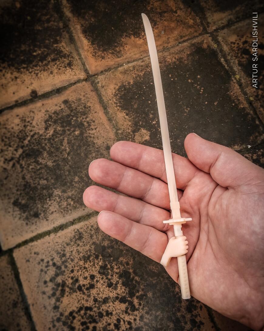 Клинок для следующей девицы.