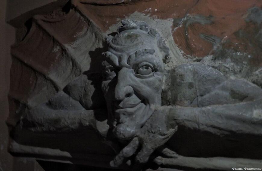 В Петербурге восстановили горельеф Мефистофеля