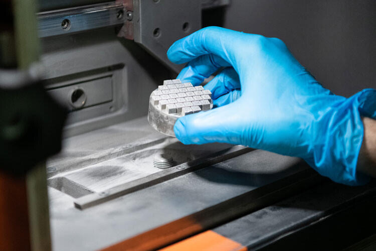 Российские учёные научились печатать на 3D-принтере постоянные магниты.