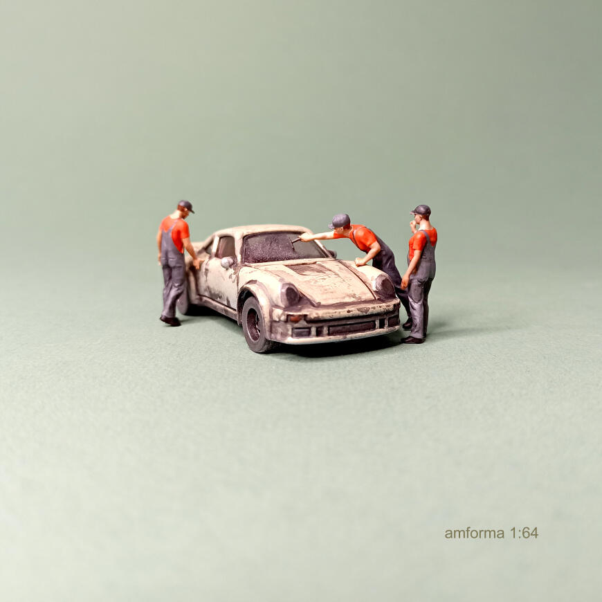 На автомойке.