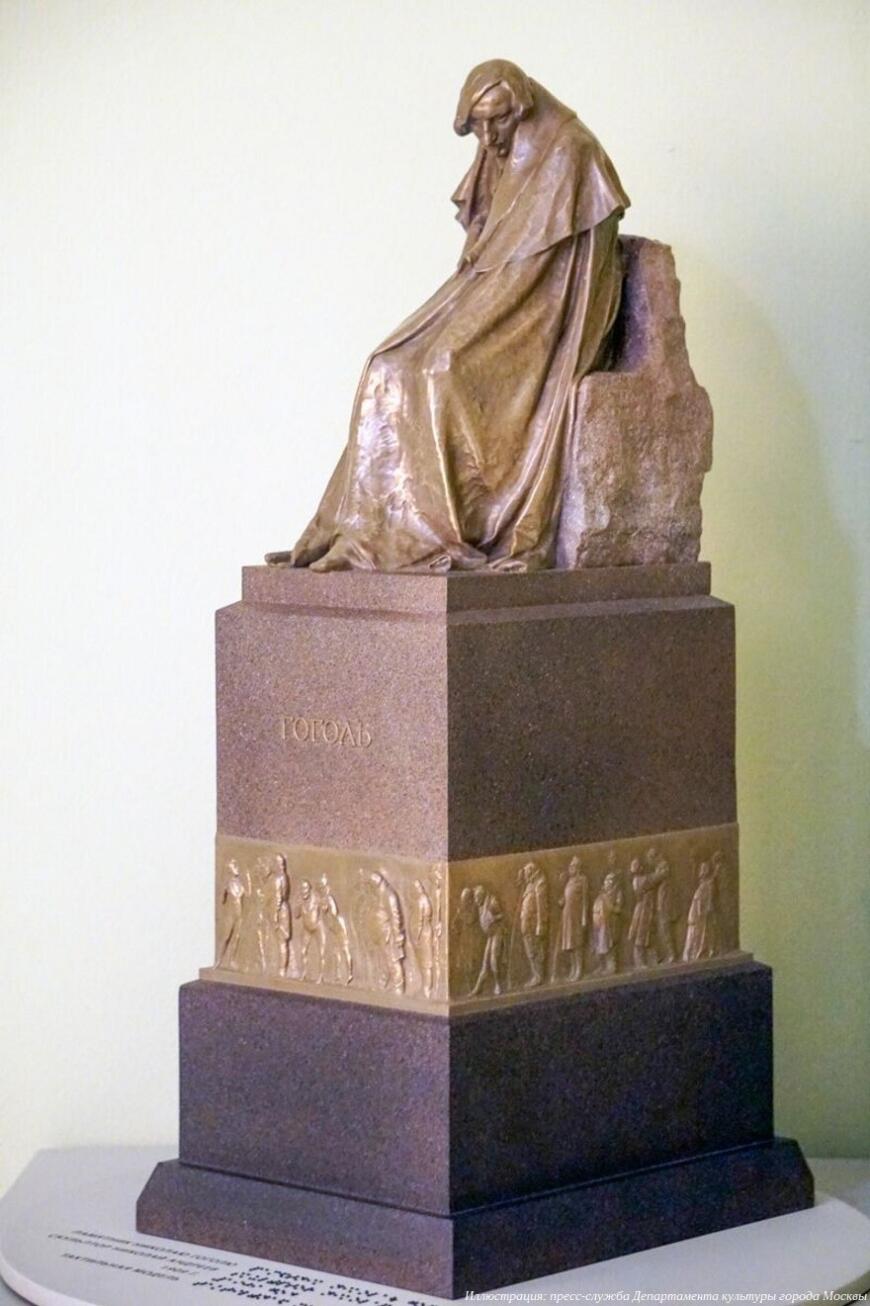 В Доме Гоголя установили 3D-печатный тактильный макет монумента писателю