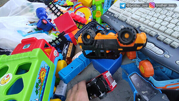 Печать из детских игрушек найденных в мусоре. +  Прикрутить монитор к Kingroon KP3S