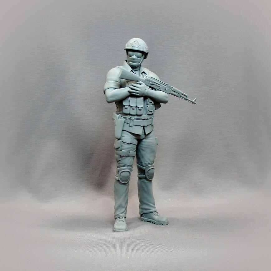 Мужчина в солнцезащитных очках.