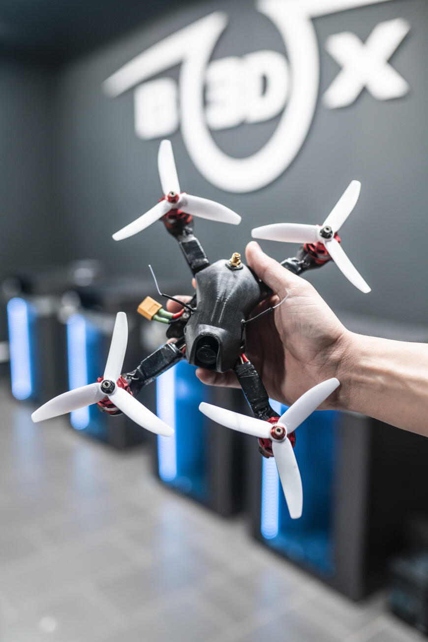 Напечатали корпус спортивного квадракоптера.