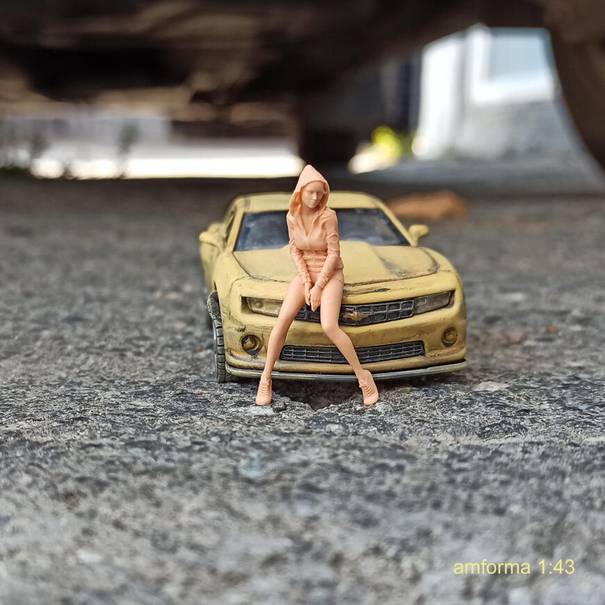 Девушка в худи.