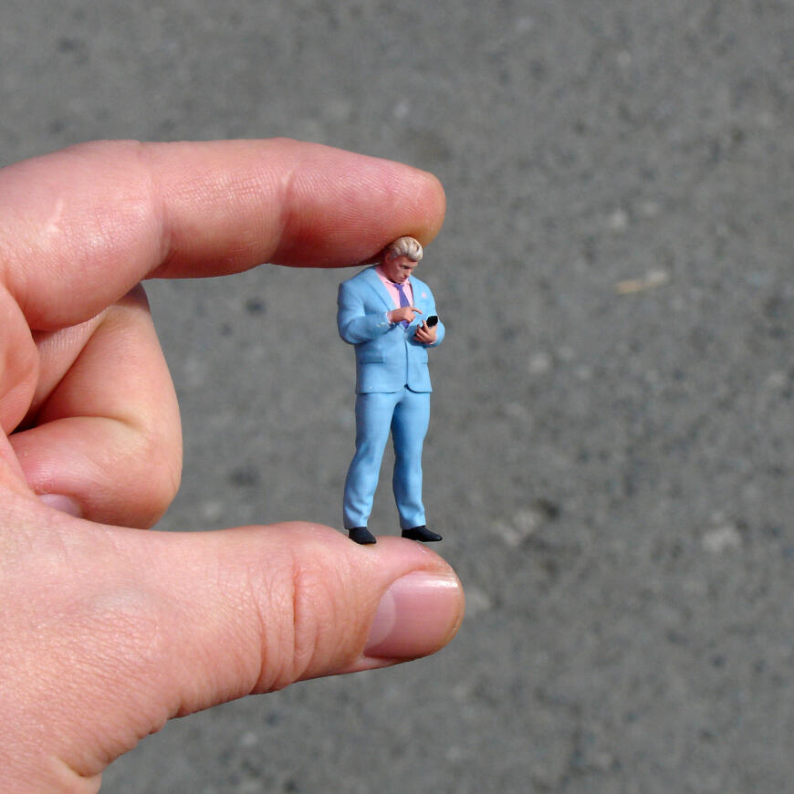 Мужчина с телефоном.