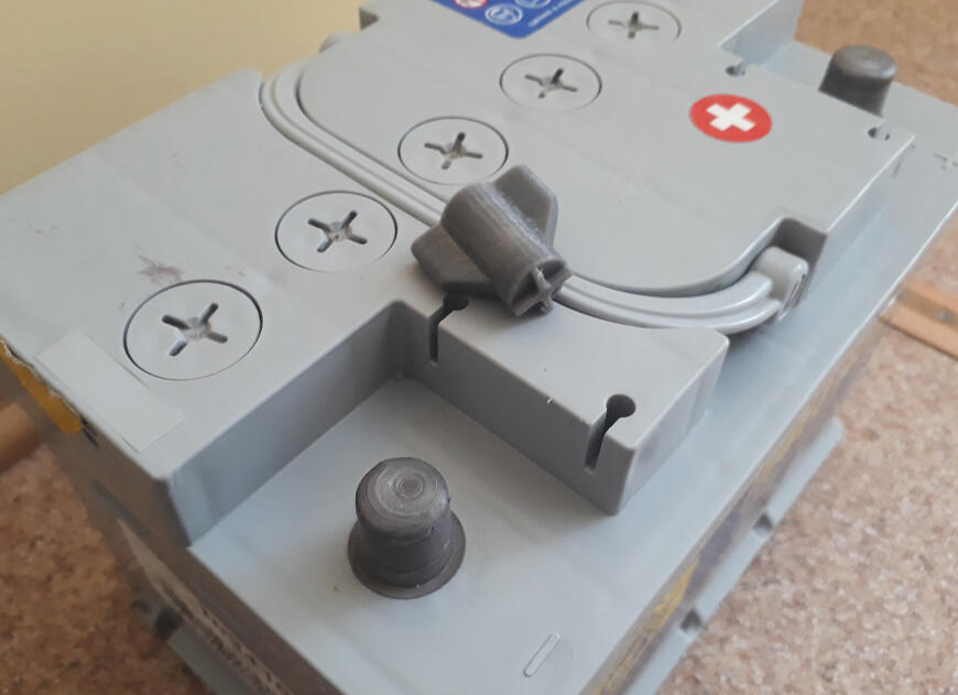 Простой ключ для пробок АКБ