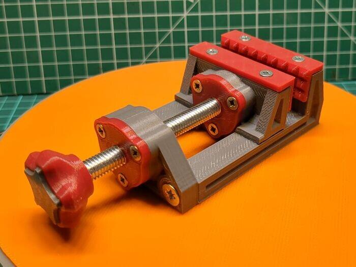 Маленькие настольные тиски