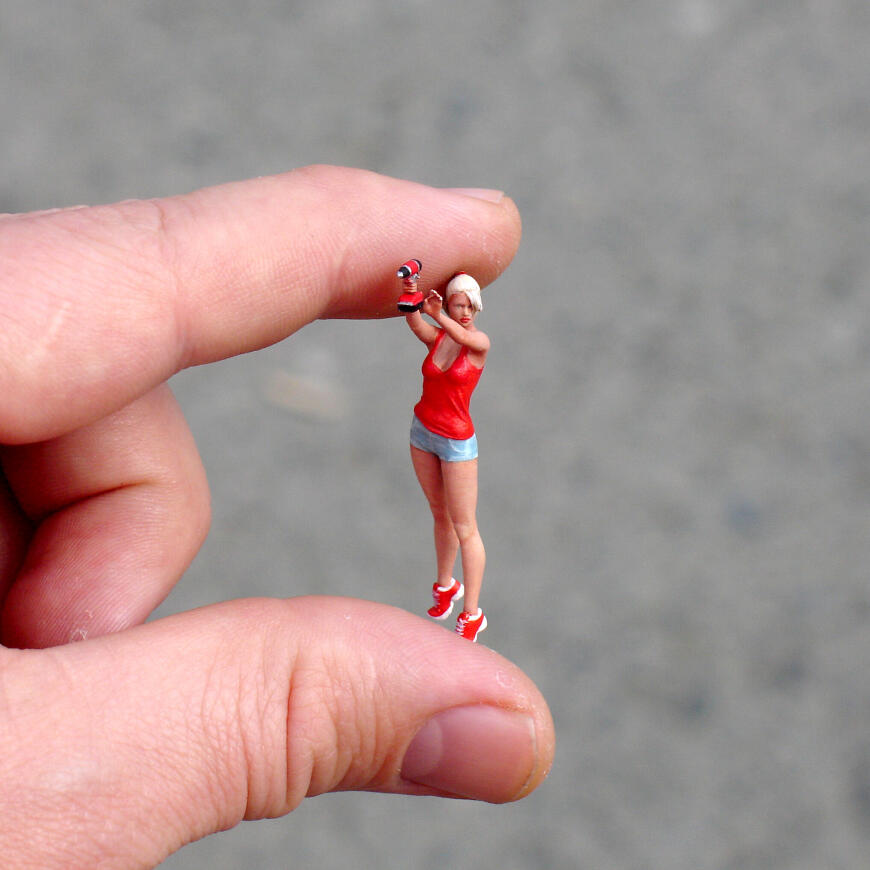 Девушка с шуруповертом.