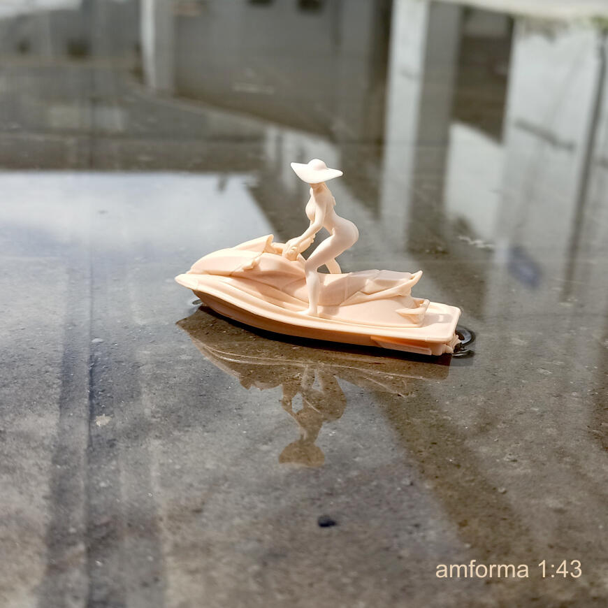 Девушка на гидроцикле.