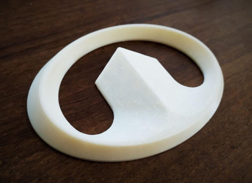 Логотип авто HOVER на решетку радиатора.