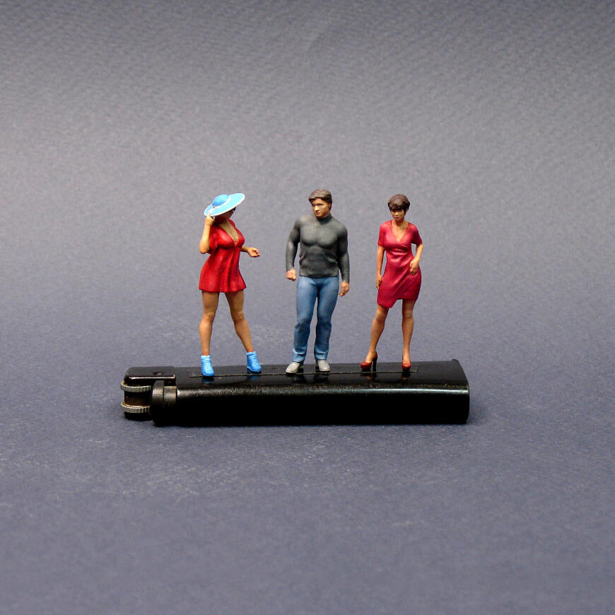 Девушки в красном.