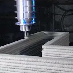 3D-принтер печатает стену дома