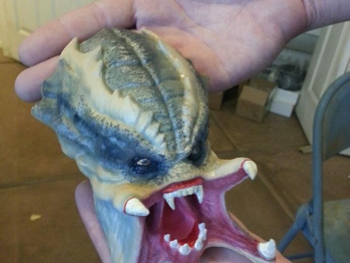 3D-печатная раскрашенная голова Хищника