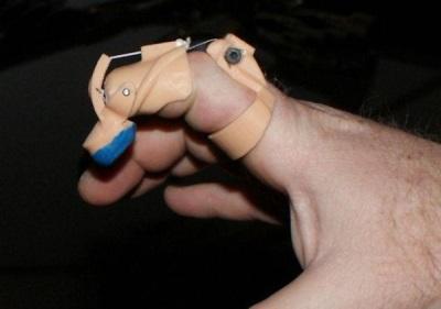 3D-печатный протез пальца сгибается внутрь при сгибании второго сустава пальца, обеспечивая функцию захвата