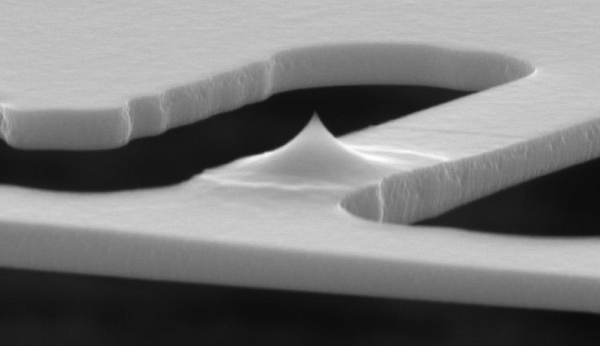 Разогретый кончик 3D-печатного механизма составляет 700 нанометров в длину, и при этом всего 10 нанометров на кончике.