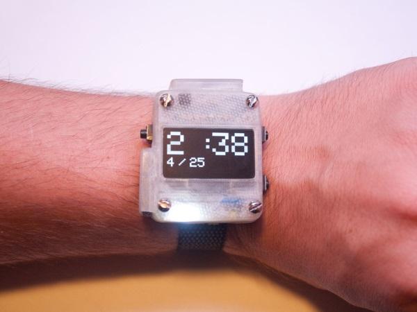 3D-печатные смарт-часы OSWatch на руке создателя