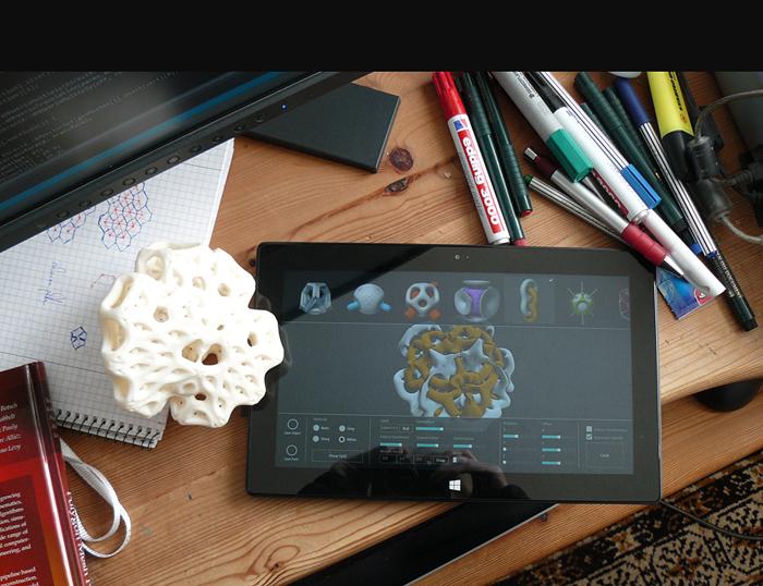 Созданная в приложении SimpSymm форма на экране планшета и рядом эта же готовая 3D-печатная форма.