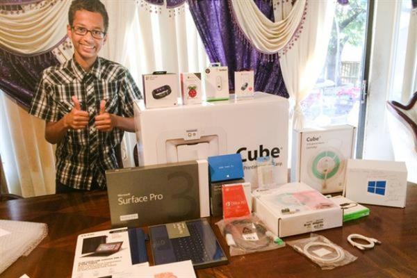 14-летний часовщик Ахмед Мохамед, арестованый за 'муляж бомбы', получил 3D-принтер от Microsoft