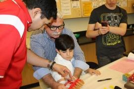 Два учителя объединились, чтобы собрать протез руки для 7-летнего Фрэнки