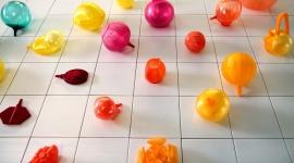 Художница создает произведения искусства из пластика, наполняя его воздухом