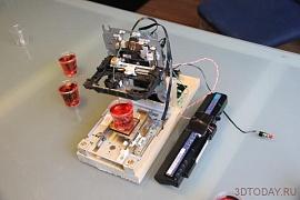 Студент создал самодельный 3D-принтер из старых CD-приводов