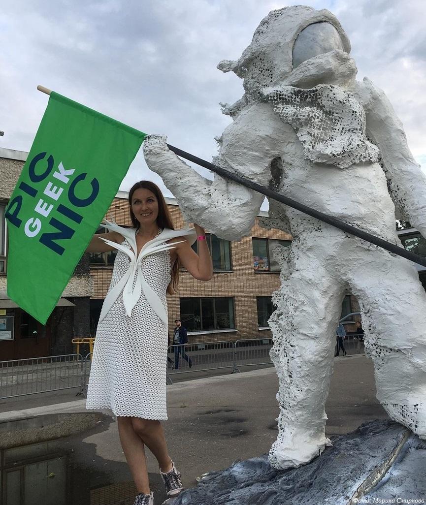 Организатора фестиваля Geek Picnic нарядили в 3D-печатное платье