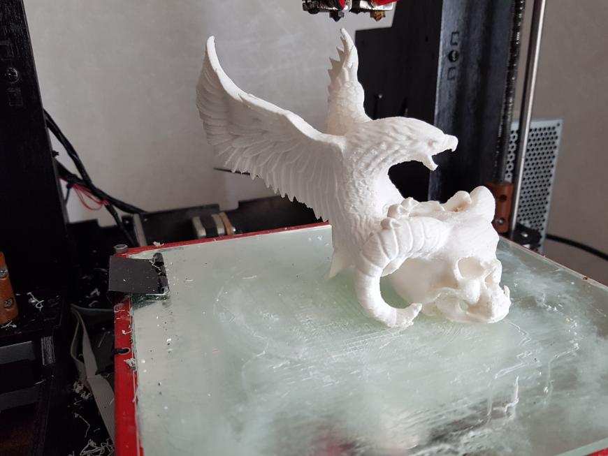 Орел на постаменте