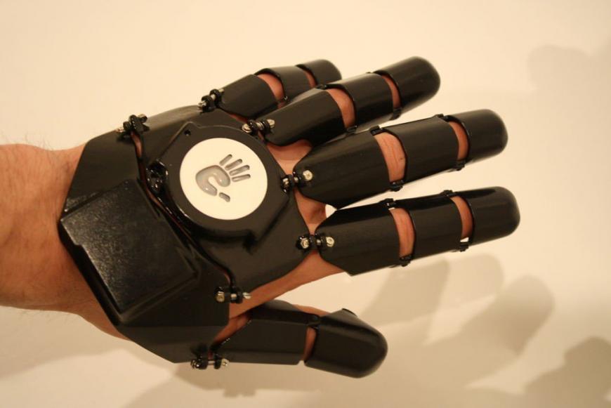 Дизайнер напечатал на 3D-принтере первый телефон-перчатку Glove One