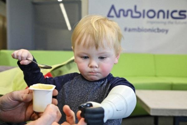 Британский учитель создал уникальный 3D-печатный протез руки для двухлетнего сына