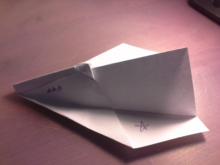 Парень собрал бумажную модель самолета нереальной точности