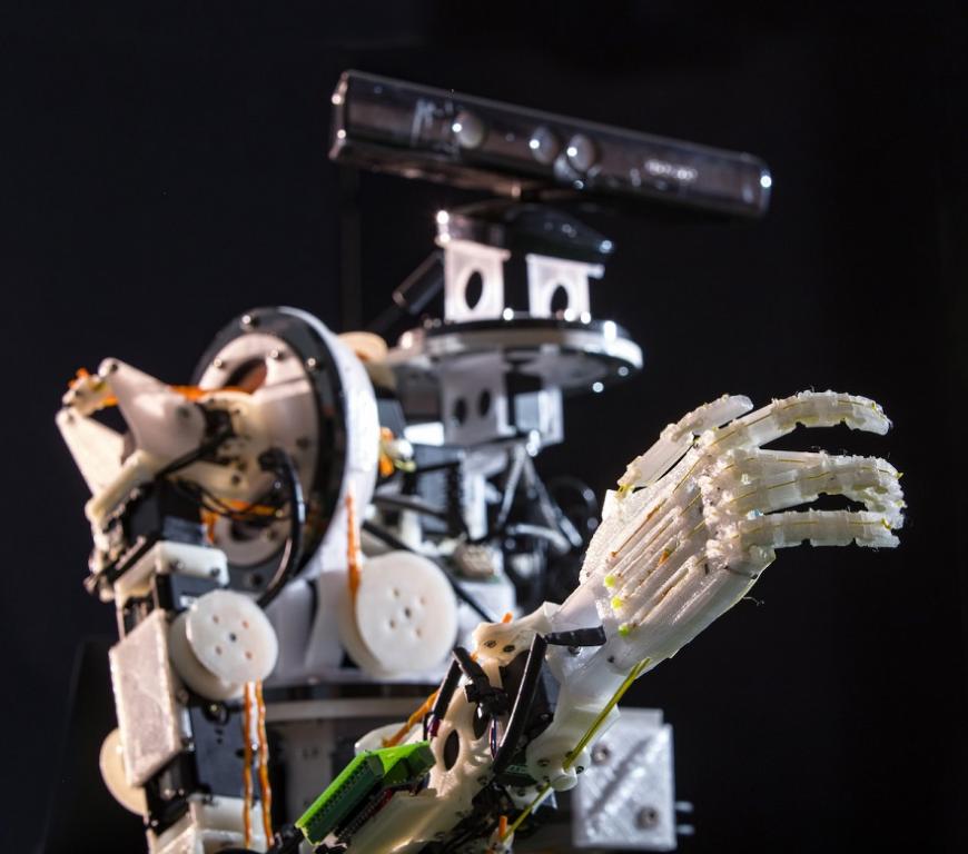 Британский ученый работает над 3D-печатным роботом-колхозником