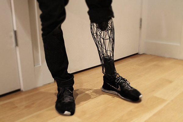 Промышленный дизайнер разрабатывает экзопротез ноги
