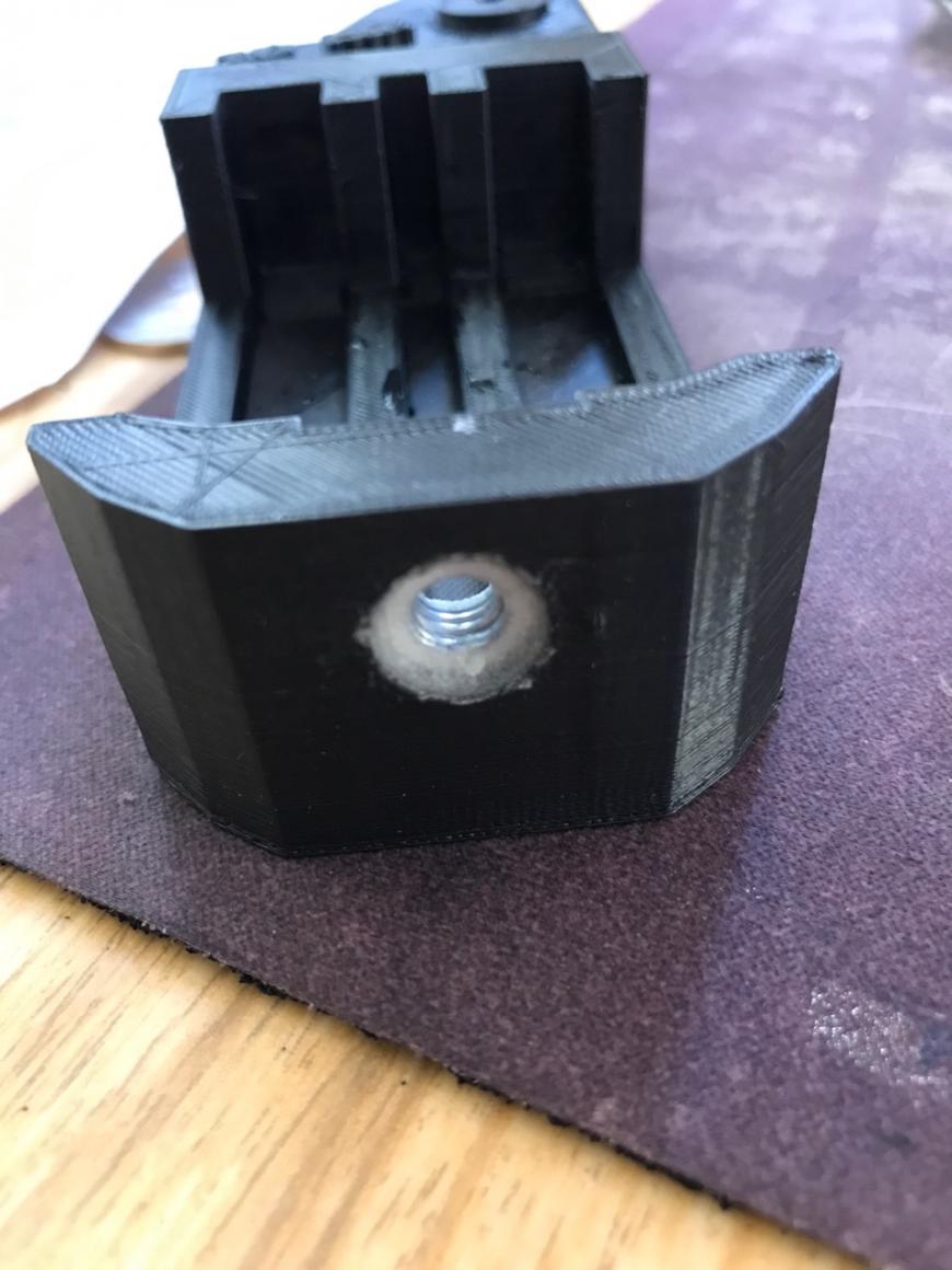 Изготавливаем тиски для крепления лазерного уровня.