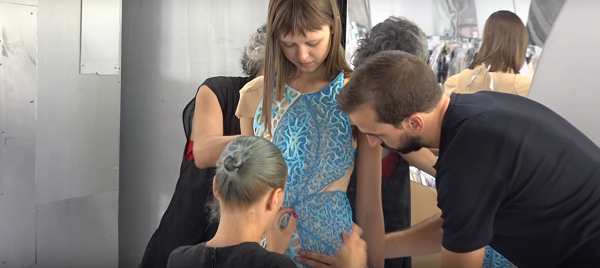 3D-печатное платье Oscillation на неделе моды в Нью-Йорке