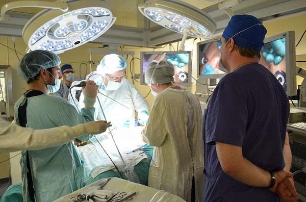 Петербургские хирурги провели первую в России онкологическую операцию по замене кости 3D-печатным имплантатом